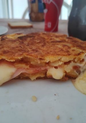 Una foto de Tortilla de papas rellena de jamón y queso