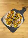 Tacos vegetarianos de coliflor rebozada en freidora de aire