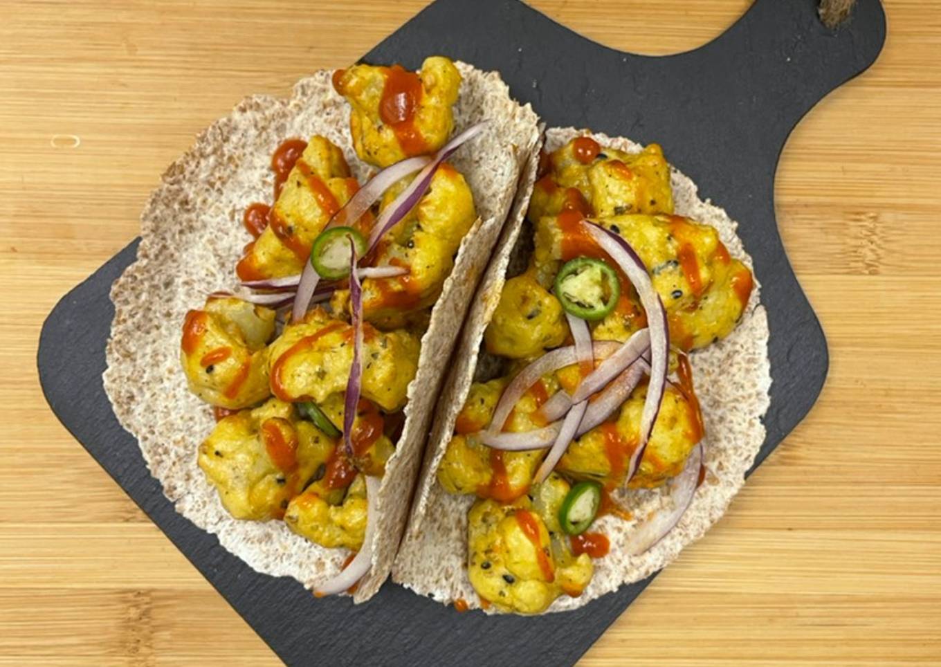 Tacos vegetarianos de coliflor rebozada en freidora de aire