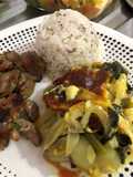 Arroz con ajonjolí negro, mollejas al ajillo y cubios gratinados al horno