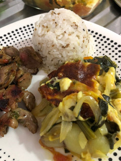 Una foto de Arroz con ajonjolí negro, mollejas al ajillo y cubios gratinados al horno