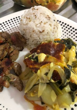 Una foto de Arroz con ajonjolí negro, mollejas al ajillo y cubios gratinados al horno
