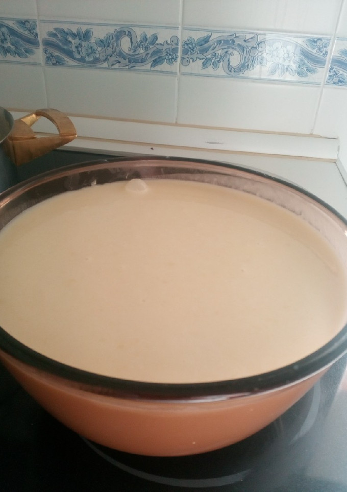 Una foto de Crema de calabacines con cebolla y quesitos