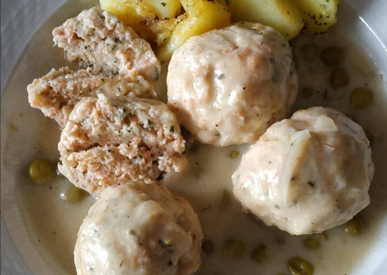 Albóndigas de salmón en salsa blanca