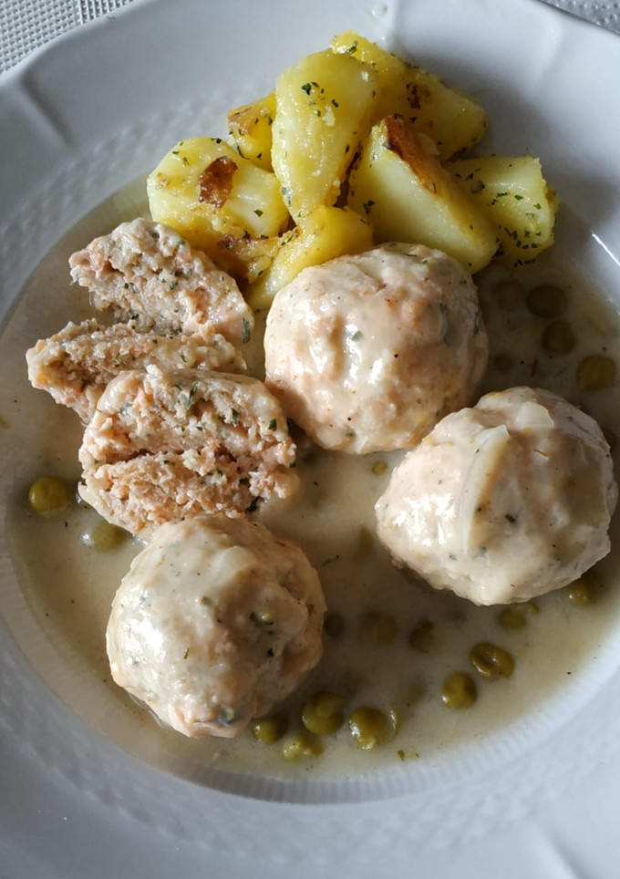 Una foto de Albóndigas de salmón en salsa blanca