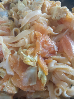 Una foto de Tallarines de arroz con alcachofas y salmón