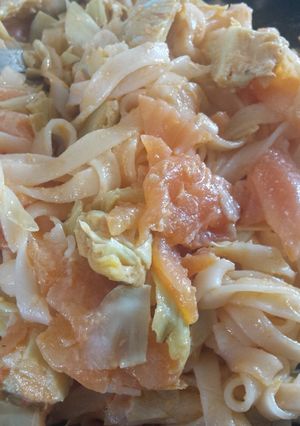 Una foto de Tallarines de arroz con alcachofas y salmón