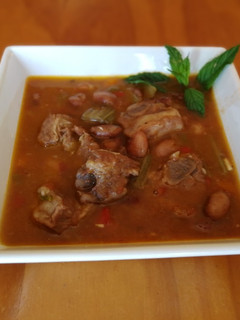 Una foto de Cocido de alubia pinta con costillas de cerdo