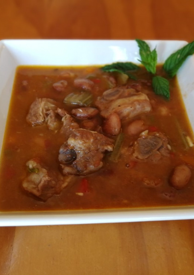 Una foto de Cocido de alubia pinta con costillas de cerdo