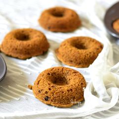 A picture of Mango mini cake doughnuts.
