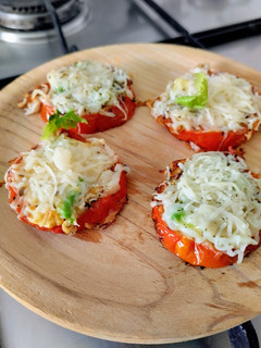 Una foto de Tomate relleno de escándalo