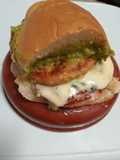Hamburguesa de pollo con cabrales y guacamole