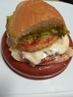 Una foto de Hamburguesa de pollo con cabrales y guacamole