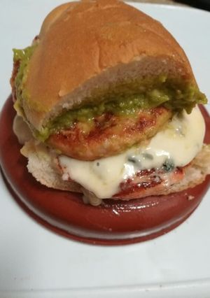Una foto de Hamburguesa de pollo con cabrales y guacamole