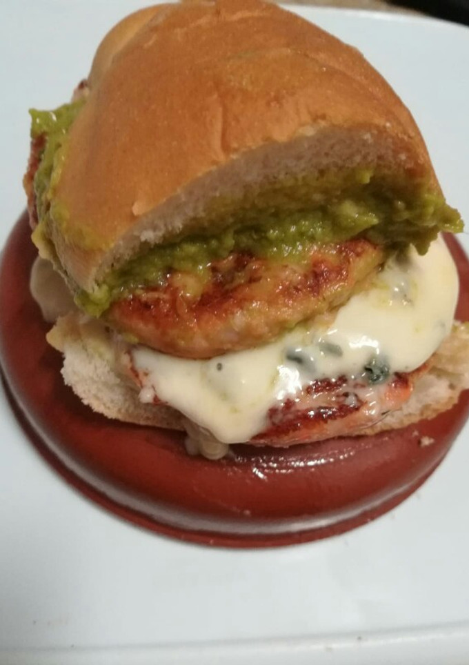 Una foto de Hamburguesa de pollo con cabrales y guacamole