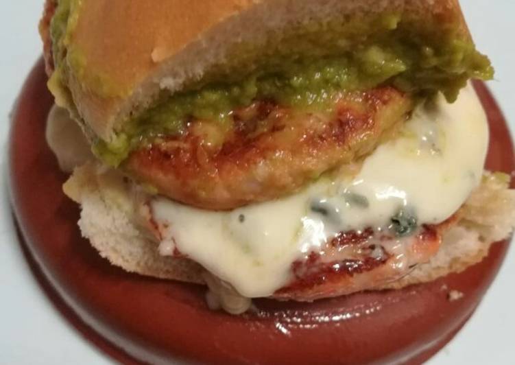 Hamburguesa de pollo con cabrales y guacamole