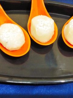 चावल के आटे के लड्डू (Chawal ke aate ke ladoo recipe in Hindi) रेसिपी मुख्य फोटो