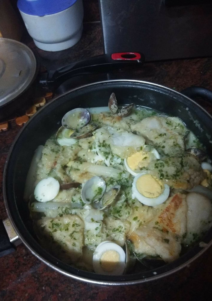 Una foto de Merluza con almejas en salsa verde