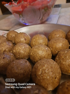 सत्तू आटा लड्डू (Sattu Atta ladoo recipe in Hindi) रेसिपी मुख्य फोटो