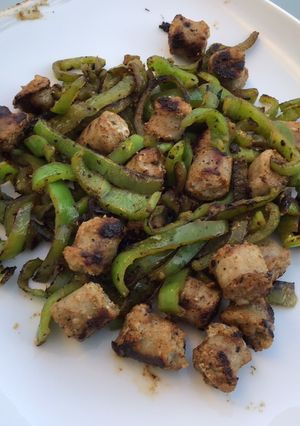 Une photo de Saucisses aux poivrons verts et épices créoles