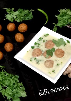 પકોડા કઢી (Pakoda Kadhi Recipe In Gujarati) રેસીપી મુખ્ય ફોટો