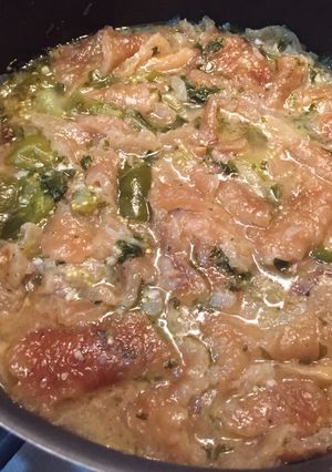 Una foto de Chicharrón entomatado (verde)