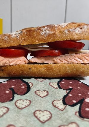 Foto principal de Almuerzo de pan harina de quinoa con salmón