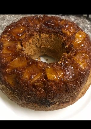 Una foto de Torta de canela con manzana 🍏 y caramelo. Ideal para el café ☕️