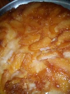 Una foto de Torta de manzana invertida a mi manera (MV)