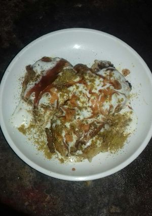 A picture of Aloo tikki dahi chaat.