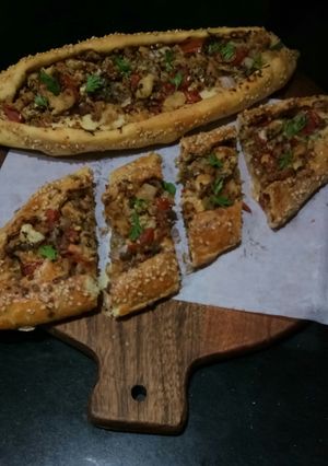 A picture of Turkish Pide.