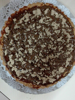 Una foto de Tarta de dulce de leche, mantecol y baño de chocolate
