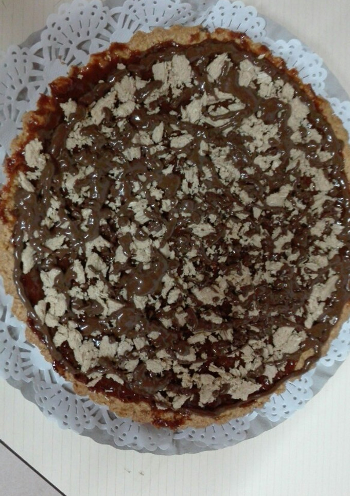 Una foto de Tarta de dulce de leche, mantecol y baño de chocolate