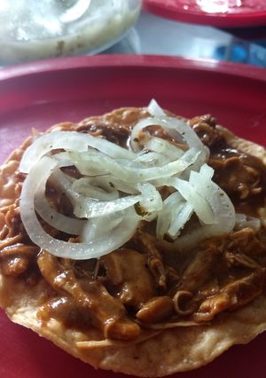 Una foto de Tostadas de pollo con mole