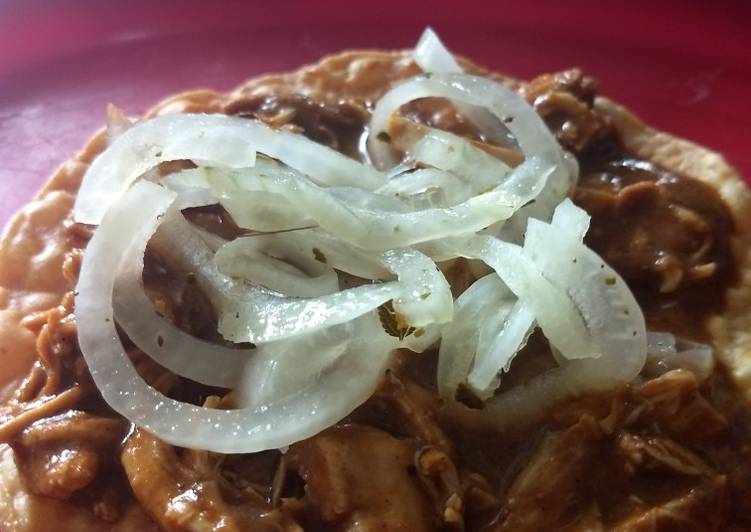 Tostadas de pollo con mole