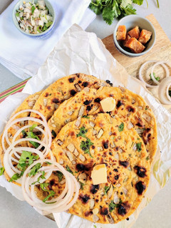 A picture of Missi Roti.