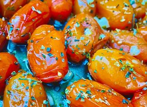 Una foto de TOMATES CHERRYS AL AJO Y MIEL 🍅🧄🍯🧄🍅🍯😋😋