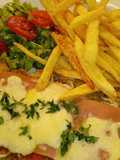 Napolitana con papas y ensalada