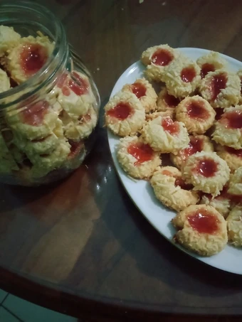 Recipe STRAWBERRY THUMBPRINT CHEESE COOKIES RECIPE - DAPUR MARISA the Awesome  Really delicious