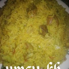 A picture of Jollof rice da kayan ciki.