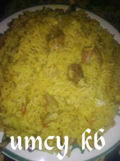 A picture of Jollof rice da kayan ciki.