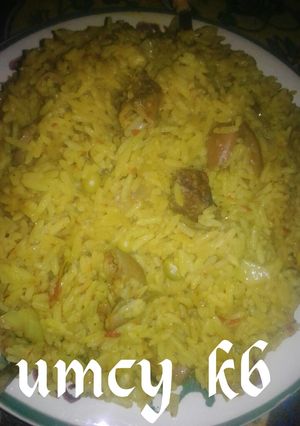 A picture of Jollof rice da kayan ciki.