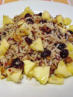 Una foto de Arroz salvaje con manzana y frutos secos- tupper