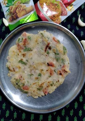 ગાર્લિક રવા ઉત્તપા (Garlic Rava Uttapa Recipe In Gujarati) રેસીપી મુખ્ય ફોટો