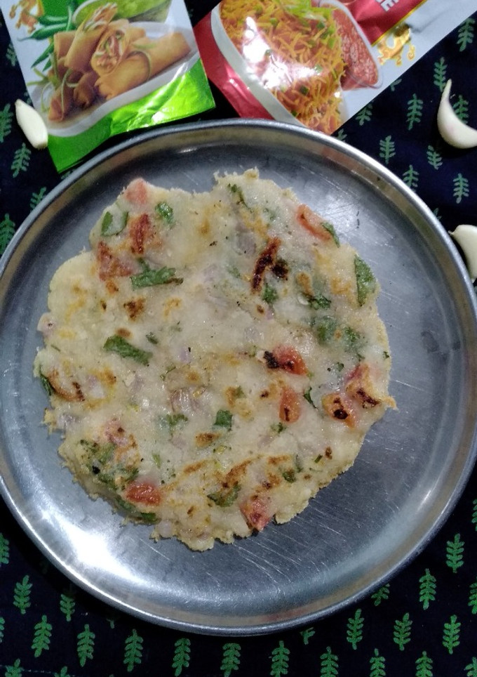 ગાર્લિક રવા ઉત્તપા (Garlic Rava Uttapa Recipe In Gujarati) રેસીપી મુખ્ય ફોટો