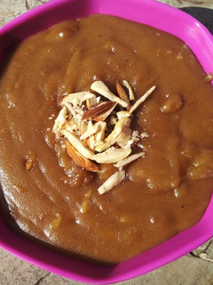 आटे और गुड़ का शिरा (aate aur gur ka sheera recipe in Hindi) रेसिपी मुख्य फोटो