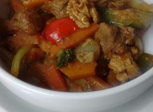 Una foto de Cerdo salteado con soja miel y curry
