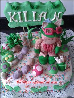 Una foto de Tata rellena de frosting de chocolate decorada con fondant de Kilian
