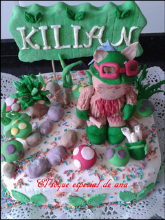 Una foto de Tata rellena de frosting de chocolate decorada con fondant de Kilian