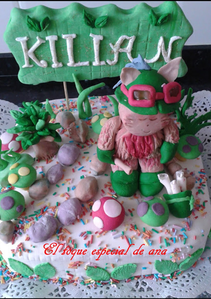Una foto de Tata rellena de frosting de chocolate decorada con fondant de Kilian